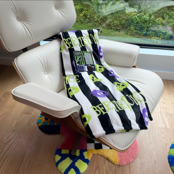 🖤🪲 BEETLEJUICE SOFT PLUSH BLANKET 🖤🪲 - Picture 2 of 3